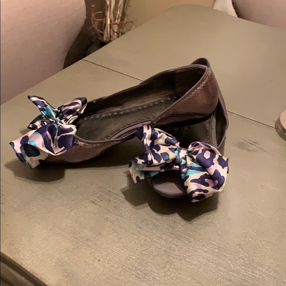 Bow tie on the toes